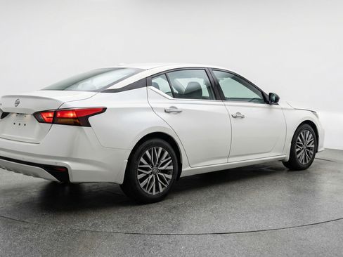 Used 2025 Nissan Altima 2.5 SV FWD image 9