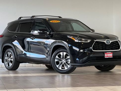 Used 2021 Toyota Highlander XLE AWD/4WD image 2