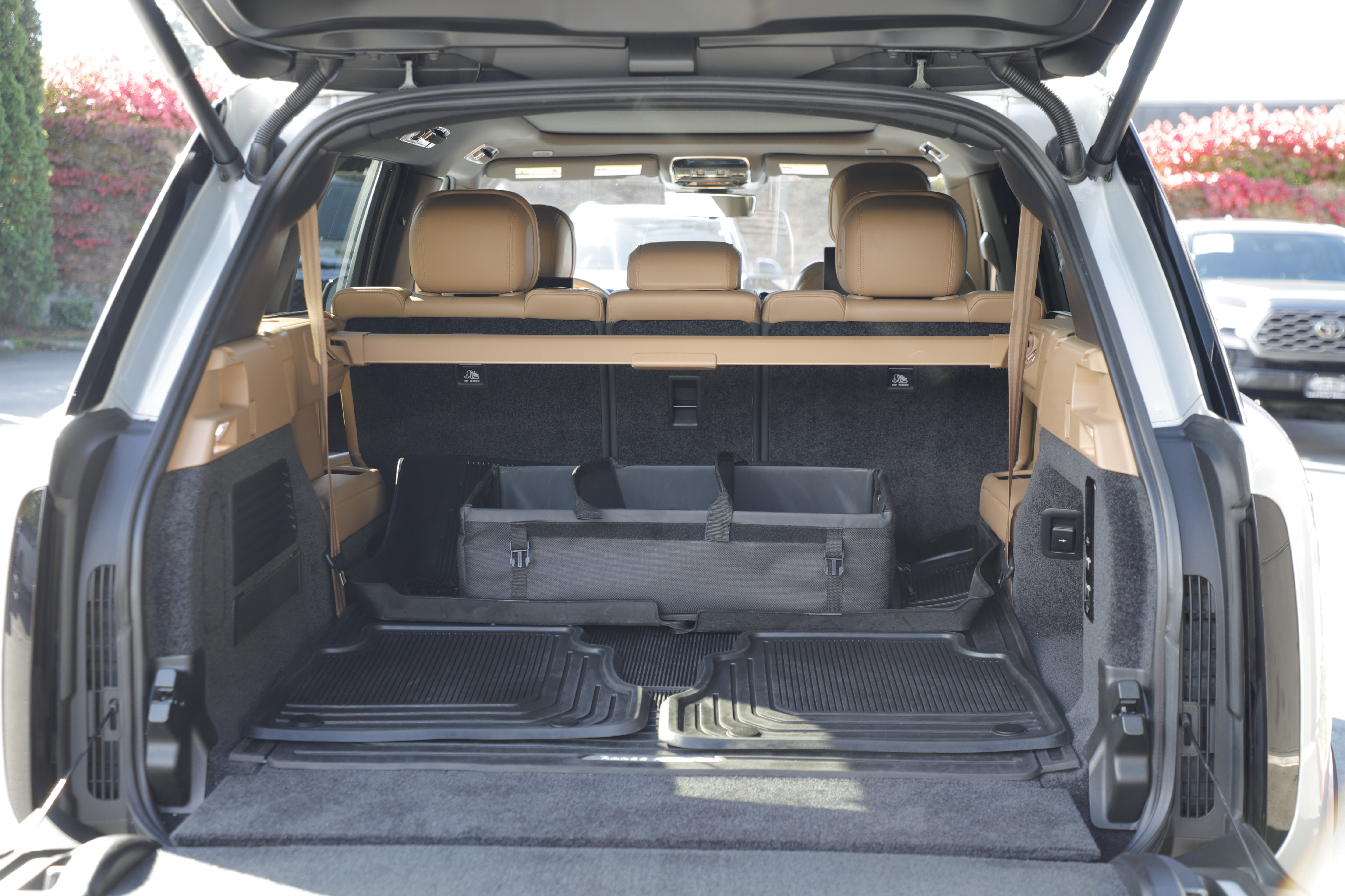Certified 2023 Land Rover Range Rover Long Wheelbase SE AWD/4WD image 16