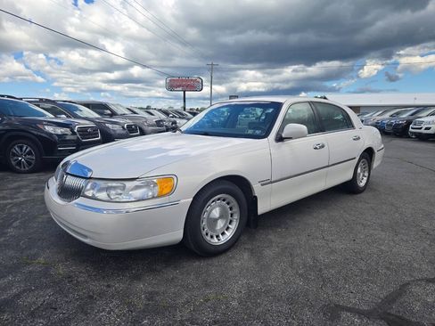 Used 1998 Lincoln Town Car Executive RWD image 3
