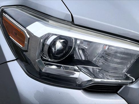 Used 2017 Toyota Tacoma SR5 w/ Tow Package image 27