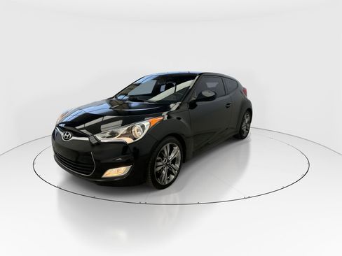 Used 2017 Hyundai Veloster Value Edition image 4