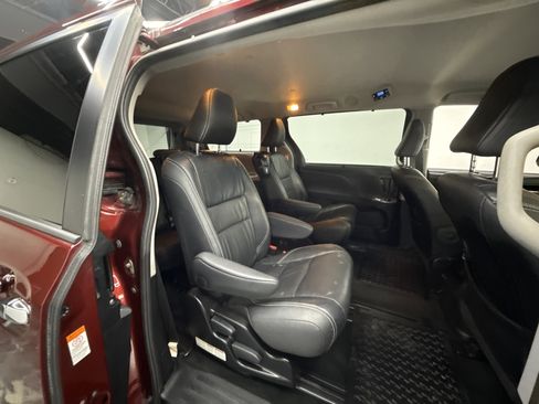 Used 2017 Toyota Sienna SE Premium image 25