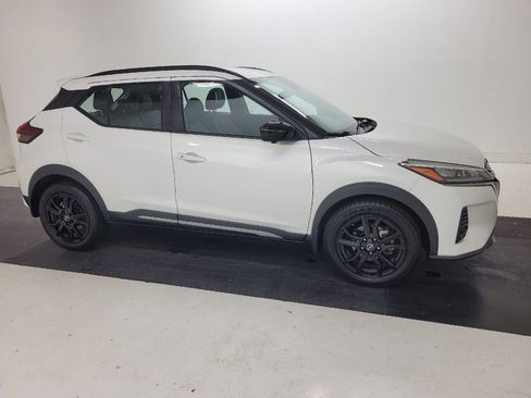 Used 2023 Nissan Kicks SR w/ SR Premium Package FWD image 11