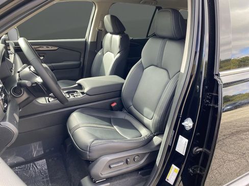 New 2025 Honda Pilot Touring image 4