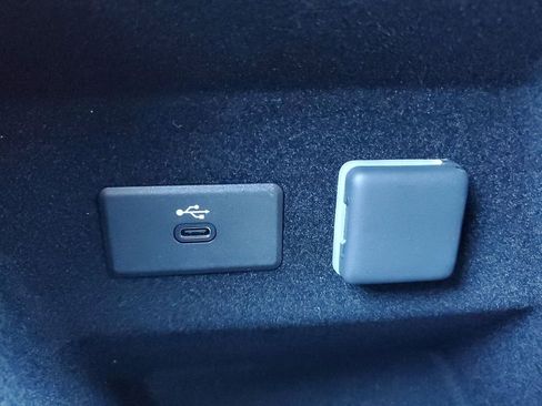 Used 2025 Cadillac Lyriq Luxury image 33