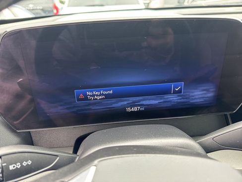 Used 2025 Chevrolet Traverse LT FWD image 3