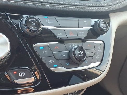 Used 2022 Chrysler Pacifica Touring-L FWD image 14