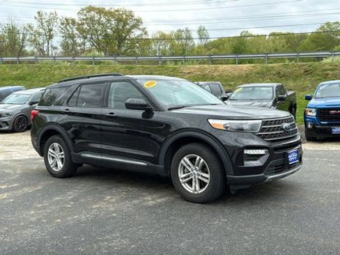 Used 2022 Ford Explorer XLT w/ Equipment Group 202A AWD/4WD image 2