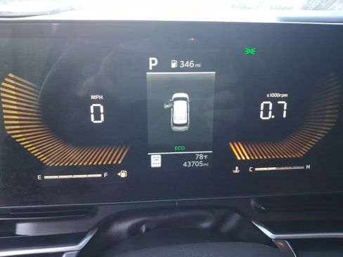 Used 2025 Kia Carnival FWD image 2