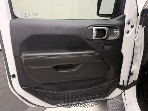 Used 2018 Jeep Wrangler Unlimited Sahara AWD/4WD image 11