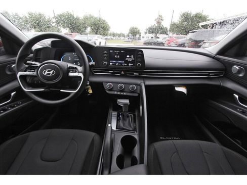 Certified 2025 Hyundai Elantra SE FWD image 10