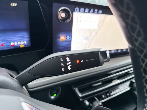 Used 2025 Chevrolet Traverse LT image 26