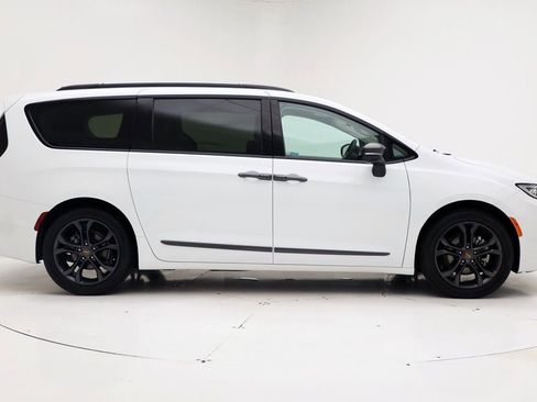Used 2024 Chrysler Pacifica Touring-L w/ Road Tripper Package FWD image 3
