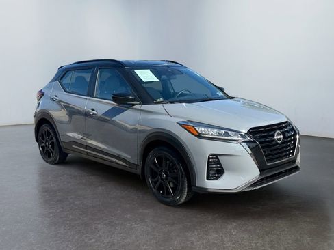 Used 2022 Nissan Kicks SR w/ Premium Package FWD image 3