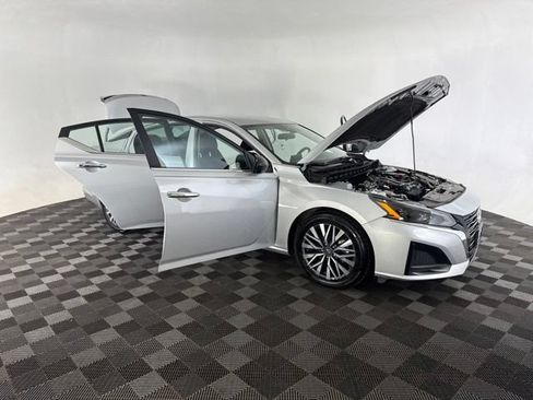Used 2025 Nissan Altima 2.5 SV FWD image 16