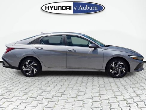 Certified 2025 Hyundai Elantra Limited FWD image 4