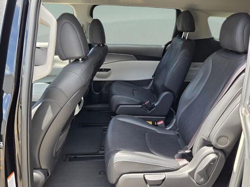 Used 2023 Kia Carnival LX FWD image 10