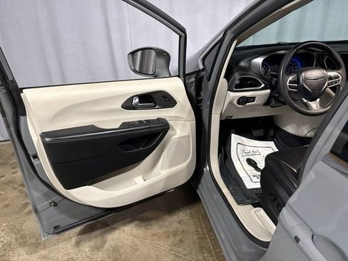 Used 2022 Chrysler Pacifica Touring-L w/ Uconnect Theater Family Group AWD/4WD image 29