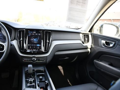 Certified 2025 Volvo XC60 B5 Plus image 18