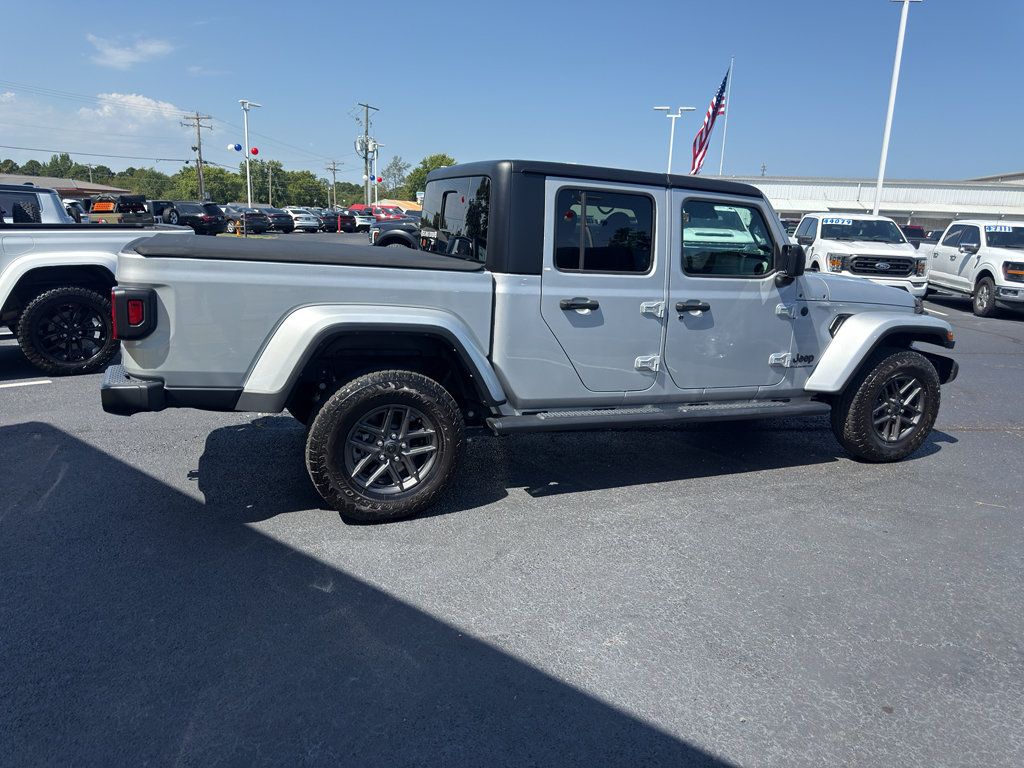 Used 2024 Jeep Gladiator Sport AWD/4WD image 4