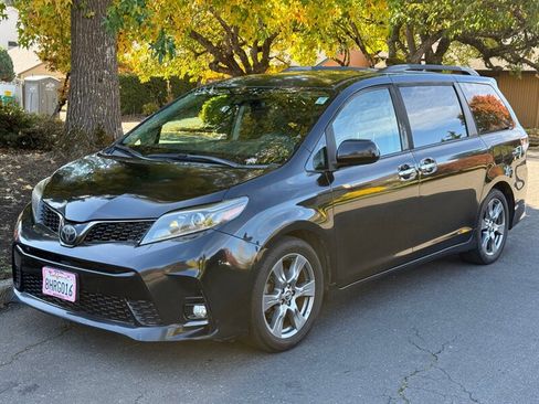 Used 2018 Toyota Sienna SE w/ Carpet Mat Package image 1