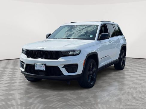 Used 2023 Jeep Grand Cherokee Altitude AWD/4WD image 3