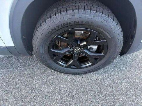 Certified 2025 Volkswagen Atlas Peak Edition SE AWD/4WD image 32