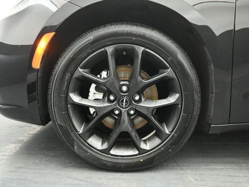 Used 2025 Chrysler Pacifica Limited FWD image 30