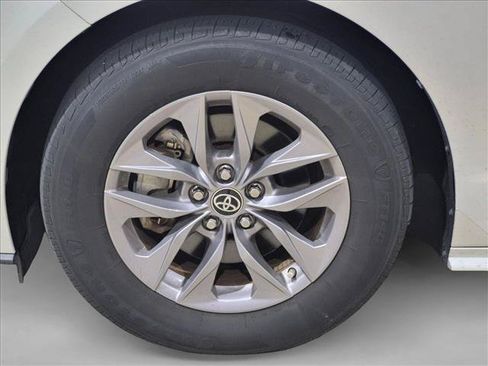 Used 2021 Toyota Sienna XLE w/ XLE Plus Package FWD image 6