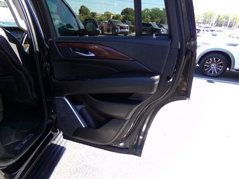 Used 2019 Cadillac Escalade Luxury AWD/4WD image 32