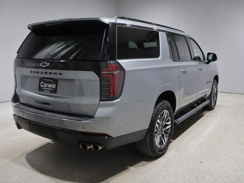 Used 2025 Chevrolet Suburban Z71 image 2