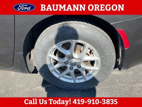 Used 2023 Chrysler Pacifica Touring-L FWD image 25