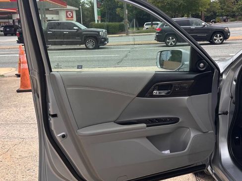 Used 2017 Honda Accord EX-L image 8