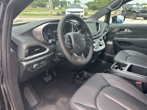 New 2025 Chrysler Pacifica Select w/ Uconnect Theater Family Group image 62