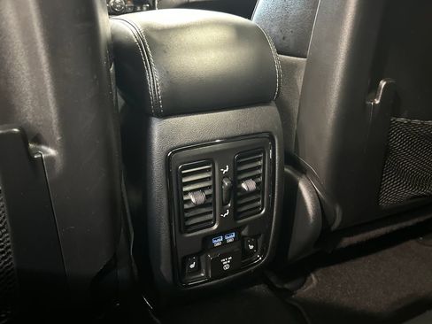 Used 2020 Jeep Grand Cherokee Overland AWD/4WD image 31