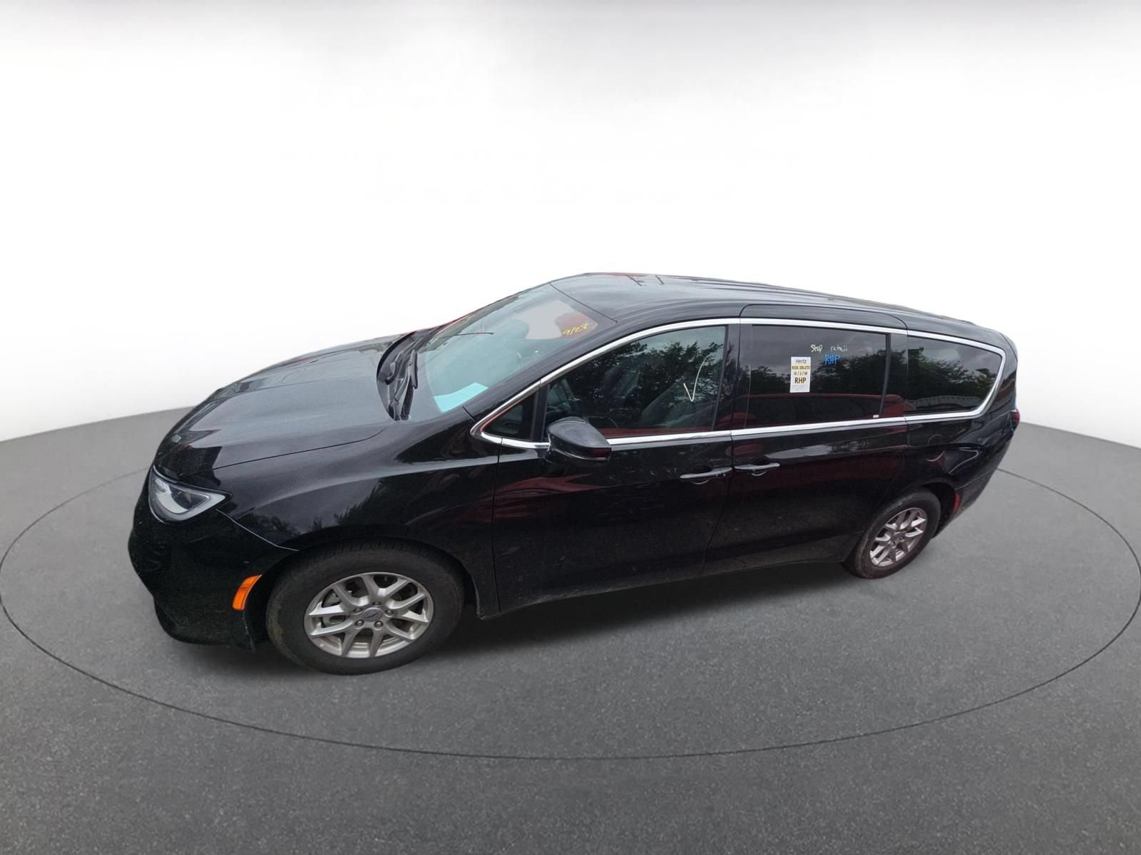 Used 2025 Chrysler Pacifica Select FWD image 2