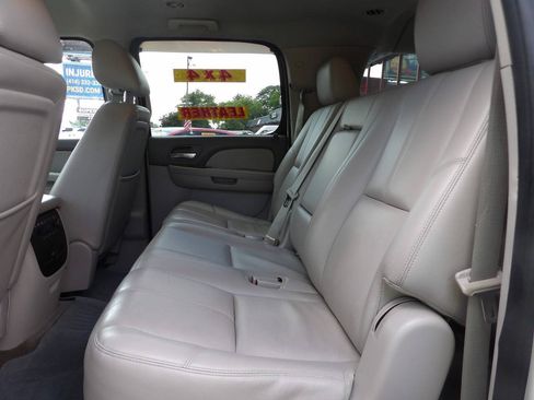 Used 2012 GMC Yukon XL SLT w/ SLT-2 Equipment Package AWD/4WD image 9