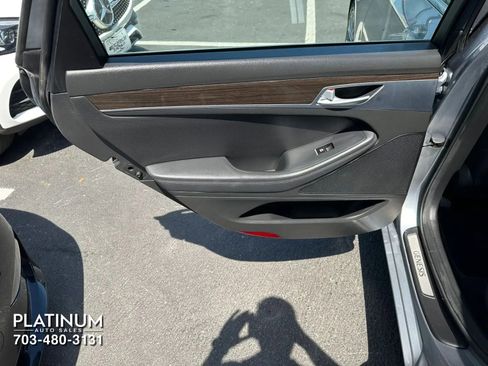 Used 2017 Genesis G80 3.8 RWD image 17