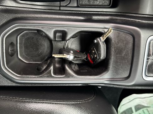 Used 2018 Jeep Wrangler Unlimited Sahara image 36