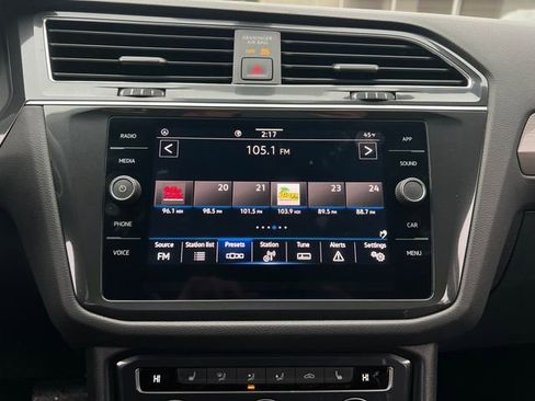 Used 2021 Volkswagen Tiguan SE w/ Panoramic Sunroof Package image 23