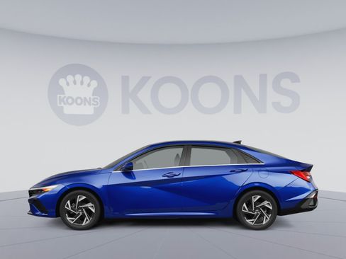 Used 2024 Hyundai Elantra SEL w/ Convenience Package FWD image 2