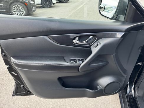 Used 2017 Nissan Rogue AWD image 11