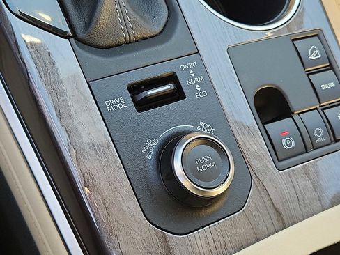 Used 2024 Toyota Highlander Limited image 27