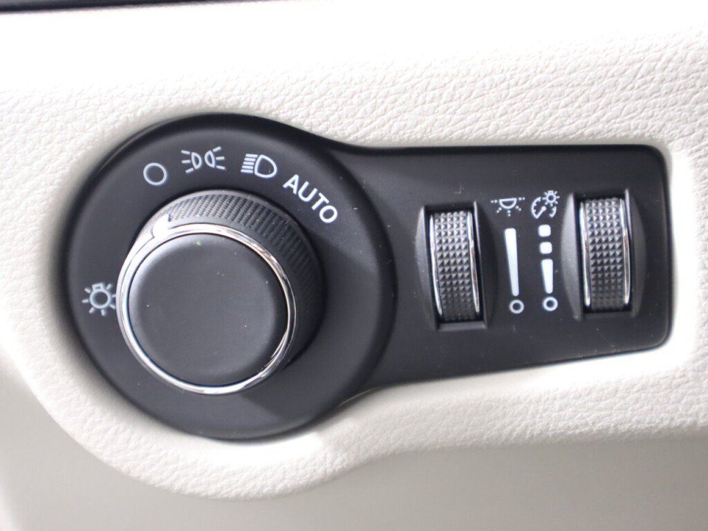 Used 2021 Chrysler Voyager LX w/ Cold Weather Group FWD image 10