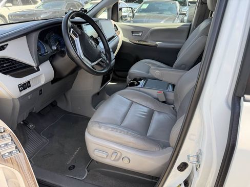 Used 2018 Toyota Sienna XLE w/ XLE Navigation Package FWD image 13