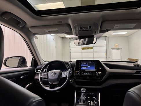 Used 2020 Toyota Highlander XLE image 21