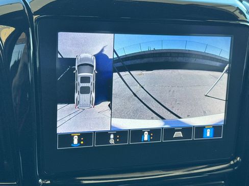 Used 2023 Chevrolet Traverse Premier FWD image 21