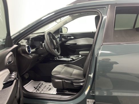 Used 2025 Chevrolet Trax LT FWD image 2