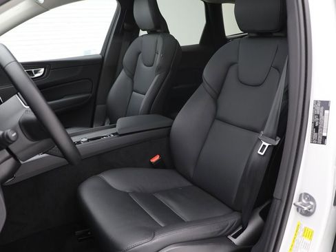 Used 2025 Volvo XC60 B5 Core image 17